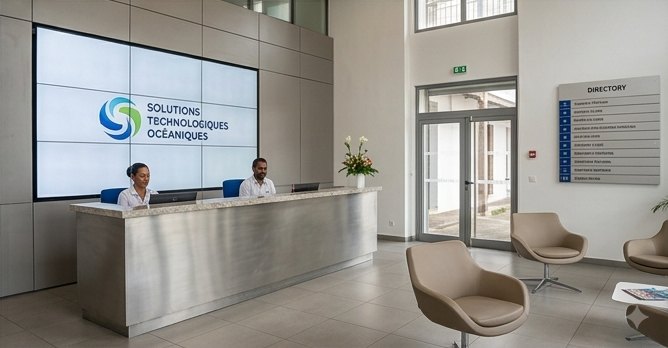 Accueil d'entreprise, banque de reception et salle d'attente